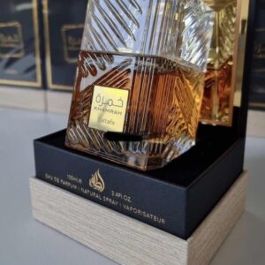 زجاجة عطر خمرة من لطافة – عطر شرقي فاخر للجنسين برائحة دافئة من القرفة والعنبر والعود